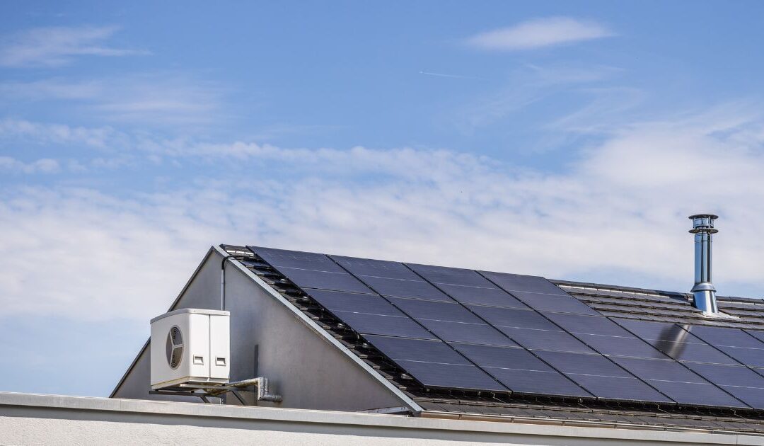 Hur fungerar kombinationen mellan solceller och värmepumpar?